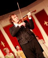 Startenor und Teufelsgeiger Michael Suttner brilliert in der Titelpartie von Franz Lehárs Paganini! 