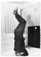 Bazon Brock, Der Satz, Aktion während des 24-Stunden-Happenings, Galerie Parnass, Wuppertal, 5. Juni 1965 Fotografie s/w, Foto: Ute Klophaus, © Ute Klophaus, © Bazon Brock