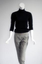 Original Marilyn Moores schwarzer Kaschmirpullover mit Rollkragen und karierte Lieblingshose der Marke JAX © Ted Stampfer