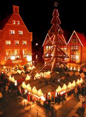 Im gemütlichen Weihnachtsdorf rund um das Denkmal des münsterschen Kiepenkerls verbinden sich an urigen Ständen Genuss und Tradition. 