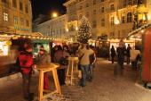 Der „Altwiener Christkindlmarkt“ auf der Freyung hat wieder seine Tore geöffnet und lässt den wunderbaren Platz in der Wiener In