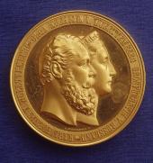 Medaille auf die Silberhochzeit des Königspaares Karl und Olga, Gold 1871, H. Zwietasch, Landesmuseum Württemberg, Stuttgart.