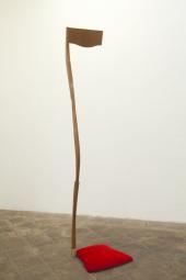 Markus Wilfling, „Stuhele 2“, 2014, Holz, Metall, Stoff, 220 x 43 x 50 cm, Foto: Alexandra Gschiel, Courtesy: Galerie Eugen Lendl, Graz