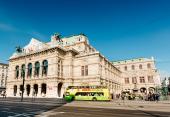 VIENNA SIGHTSEEING TOURS - Bus vor Oper, Copyright Bernhard Luck