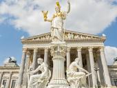 Parlament Österreich - Architekturführung Parlament - Parlamentsgebäude - Außenaufnahme - Pallas Athene Brunnen, 16.10.2022