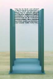 WortSpielZeug, Augentrost, 2003 – 2006, Identischer Text auf drei Glasplatten, der nur in ganz bestimmtem Abstand lesbar wird, Sammlung Würth