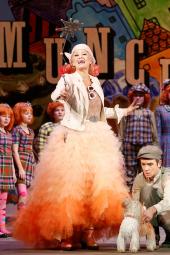 Der Zauberer von Oz - Regula Rosin (Tante Em/Glinda, die gute Hexe des Nordens), Daniel Jeroma (Toto), Kinderchor der Volksoper Wien