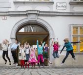Kinder vor dem Mozarthaus Vienna