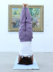 Kopfüber im Museum - Kunst trifft Yoga