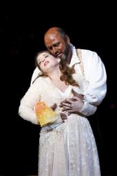Gal James (Desdemona) und Frank van Aken (Otello)