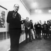 Samstagsführung - Hommage an Otto Mauer - Monsignore Otto Mauer eröffnet eine Ausstellung von Jim Dine in der Galerie nächst St. Stephan, 1972.