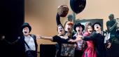 Vorarlberger Landestheater - THE BLACK RIDER: THE CASTING OF THE MAGIC BULLETS - Fedora, Geste, glücklich, Hut, Unterhaltung, darstellende Kunst, Freizeit, Spaß, Veranstaltung, Ballon