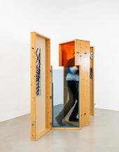 Eric Kressnig, The door is an open field, 2003, Holz, Siebdruck, Acrylglas, Aluminium, 200 x 66 x 64 cm (geschlossen) Foto © Ferdinand Neumüller, © Bildrecht, Wien 2023