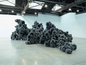 Tara Donovan, Untitled (Mylar), 2011, Polyesterfilm und Heißkleber, verschiedene Maße Foto: G. R. Christmas, mit freundlicher Genehmigung der Pace Gallery