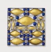 Brosche, Entwurf Josef Hoffmann, 1907, Ausführung: Wiener Werkstätte, 1907, Silber, Gold foliiert, Lapislazuli, Privatsammlung, 