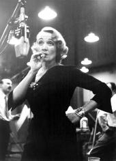 Eve Arnold, Marlene ­Dietrich in den Aufnahmestudios von Columbia  Records, NYC, 1952 © Eve Arnold/Magnum Photos