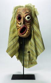 Maske mit schiefem Mund, Graubünden, Schweiz, um 1900, Holz, Baumwolle, Rosshaar, Federn, Eisen © Museum der Kulturen, Basel