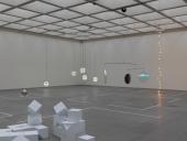 Ganz im Zentrum seiner Ausstellung für das Neue Museum in Nürnberg ist nun ein Mobile von Jeppe Hein zu sehen