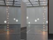 Nüchtern und minimalistisch, sachlich und klar wirken die Werke von Jeppe Hein und bestimmen den ersten Eindruck. Doch anders al