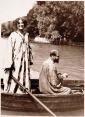 Emilie Flöge und Gustav Klimt im Ruderboot auf dem Attersee, 1909, Fotopostkarte, Wien Museum, Emilie Flöge trägt zwei Muffkette