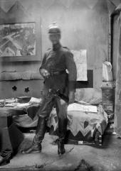Ernst Ludwig Kirchner, Selbstporträt im Atelier Berlin-Friedenau, Körnerstr. 45 1915, Fotografie (Vintage print), Kirchner-Museum, Davos