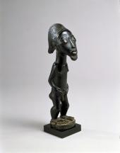 Meister des fliehenden Kinns, Männliche Figur, Baule, Elfenbeinküste © Curtis Galleries, Minneapolis 