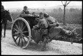 Auf einer Haubitze sich ausruhende Soldaten der k. u. k. Armee, Foto: Franz Pachleitner, 1915 © Österreichische Nationalbibliothek