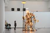 Krištof Kintera, My light is your life – Shiva Samurai (5 KW / 50 HZ), 2014, Installationsansicht im Museum Tinguely, 2014, Lampen, Glübirnen, Dimmer, Kabel, Mdetallkonstruktion © 2014,  Krištof Kintera, Foto: Stefan Holenstein