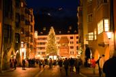 Auf dem Christkindlmarkt beim Goldenen Dachl von Innsbruck treffen sich Jung und Alt, um die weihnachtliche Stimmung zu genießen