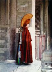Albert Kahn, Les archives de la planète: Stéphane Passet, China, Peking, Palast des himmlischen Friedens, vierter Hof, östlicher Anbau, ein ­buddhis­ti­scher Lama in zeremoniellem Gewand, 26. Mai 1913 