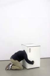 Erwin Wurm, Serie „Keep a Cool Head”, 2003, Kühlschrank, Gebrauchsanweisung, 84,5 × 60 × 50 cm. Courtesy Galerie Thaddaeus Ropac, Paris/Salzburg. Foto: Thomas Wrede