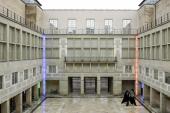 Dan Flavin, untitled (in memory of Urs Graf), 1972/1975, Gelbe, rosa, grüne und blaue Leuchtstoffröhren, Dauerinstallation, vier Teile à je 244 cm und vier Teile à je 1340 cm, vertikal, Kunstmuseum Basel