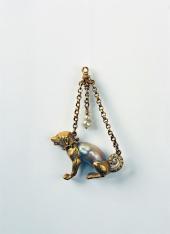 Jagdhundanhänger, Gold, Perlen, Email, Vermutlich Deutsch, um 1560, Schmuckmuseum Pforzheim, Foto Günther Meyer 