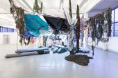 Olaf Metzel, Im Grünen, 1992 und Turbokapitalismus, 1999, Tarnnetze, Campingzelte, Straßenlampen, Stahlseil, Polypropylenseil, Stahl, Installationsansicht, Kunstverein Hamburg, 2013