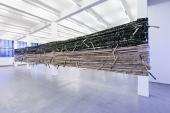 Olaf Metzel, Noch Fragen?, 1998/2013, Tarnstoffe, Baseballschläger, Installationsansicht Kunstverein Hamburg