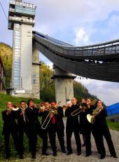 „Brass pur“ beim Oberstdorfer Musiksommer – das Open Air Konzert zwischen den Schanzen der Skisprungarena. 