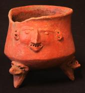 Dreifußgefäß (Urne) mit Tierköpfen und menschlichem Gesicht, um 1000–1550