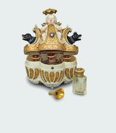 Cofanetto (Etui) mit Parfumfläschchen, Paris (?), Ende 17. Jahrhundert, Elfenbein, Gold, Diamanten, Seide, Glas © Kunsthistorisc