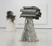 Anselm Kiefer, 2 Plastiken aus der Serie Frauen der Antike: Paete, non dolet, 2007, Stahl, Stoff, Gips, -Stacheldraht; Am Anfang