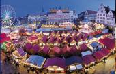 Altehrwürdige Kirchen, Stadttore und Giebelhäuser bilden in Rostock die stimmungsvolle Kulisse für den Weihnachtsmarkt