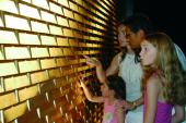 Das Erlebnis steht im Vordergrund – so können sich die Besucher an einer Wand aus Gold entlangtasten oder das Gewicht von Gold i