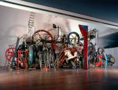 Die permanente Ausstellung zeigt einen vier Jahrzehnte umfassenden Überblick Jean Tinguelys Schaffens.