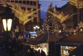 Chöre, Konzerte und Fantasiefiguren machen die Weihnachtsstimmung in Wiesbaden perfekt.