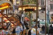 Die gemütliche Atmosphäre lädt dazu ein, zwischen den Ständen und Buden umherzuschlendern und nach Weihnachtsgeschenken für die 