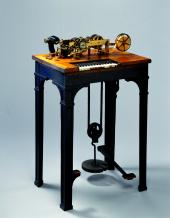 Hughes‘ Typendrucktelegraf, 1860, Gusseisen, Mahagoni, Messing, Stahl, Isolierma