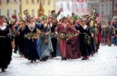 „Himmel Landshut, Tausend Landshut!“ So erklingt es in der Herzogsstadt, wenn an die 2500 Bürgerinnen und Bürger in originalgetreuen Kostümen mit viel Liebe fürs Detail und außerordentlicher Festesfreude die ganze Pracht des späten Mittelalters begei