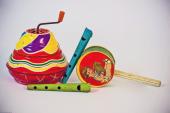 Wer kennt sie nicht aus seiner Kindheit: den Brummkreisel, den Knallfrosch oder das Blechauto? Produkte aus Weißblech gehörten in der Mitte des 20. Jahrhunderts zu den beliebtesten Spielzeugen.