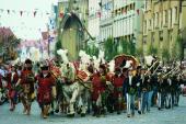 Die Altstadt, Europas längster gotischer Straßenzug, die original Hochzeitskirche Sankt Martin und die Burg Trausnitz als Residenz der Reichen Herzöge bilden die hinreißende Kulisse für Hochzeitszug, Mummenschanz, Fest- und Tanzspiel, Lagerleben und 