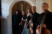 Pianist Davide Cabassi (1.v.li.) und das Ensemble „Five Lines
