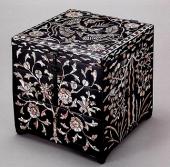 Kosmetikbox, Holz mit Lack und Einlagen aus Perlmutt, 27,0 cm x 27,4 cm x 26,7 cm, Joseon-Dynastie, 18. Jahrhundert, National Museum of Korea, Seoul